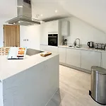 St Johns 3br Penthouse By Furnished - Centre - Next To Minster - Free Parking