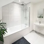 St Johns 3br Penthouse By Furnished - Centre - Next To Minster - Free Parking Apartman *