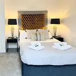 St Johns 3br Penthouse By Furnished - Centre - Next To Minster - Free Parking Apartman *