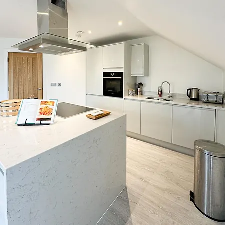 St Johns 3br Penthouse By Furnished - Centre - Next To Minster - Free Parking