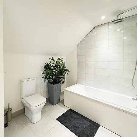 St Johns 3br Penthouse By Furnished - Centre - Next To Minster - Free Parking 아파트