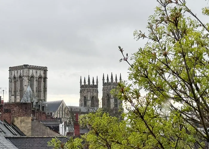 St Johns 3br Penthouse By Furnished - Centre - Next To Minster - Free Parking * York