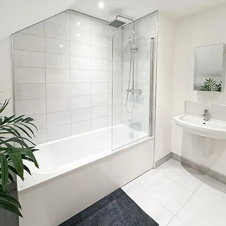 St Johns 3br Penthouse By Furnished - Centre - Next To Minster - Free Parking Apartman *